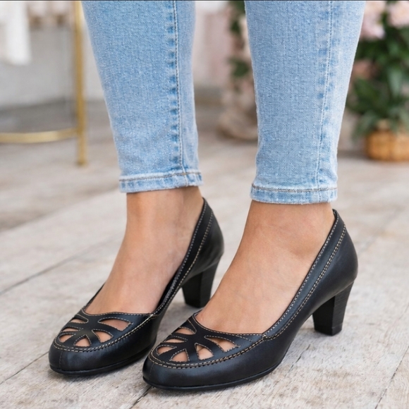 AEROSOLES Shoes - AEROSOLES Dolly Classic Minimalist Leather Cutout Details Comfort Heels 7M